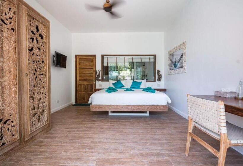 اتاق استاندارد با چشم‌انداز استخر, By The Sea Koh Mak Boutique Guesthouse