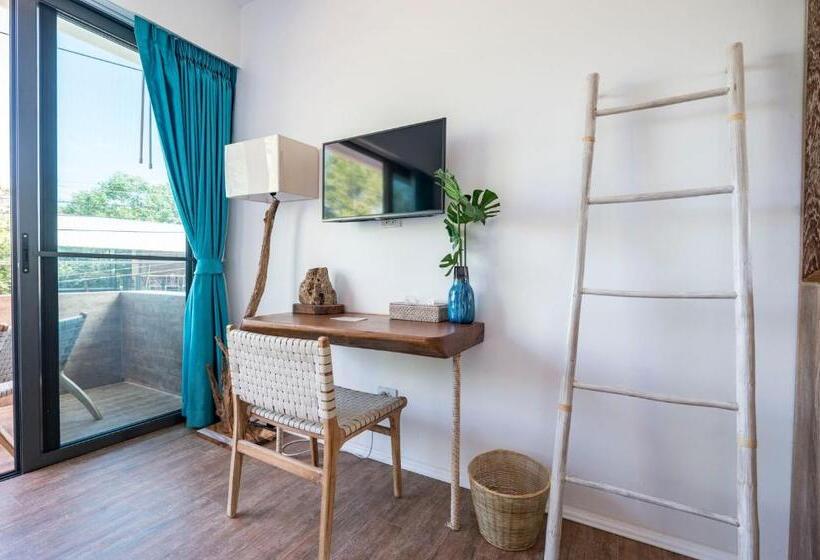 اتاق لوکس با بالکن, By The Sea Koh Mak Boutique Guesthouse