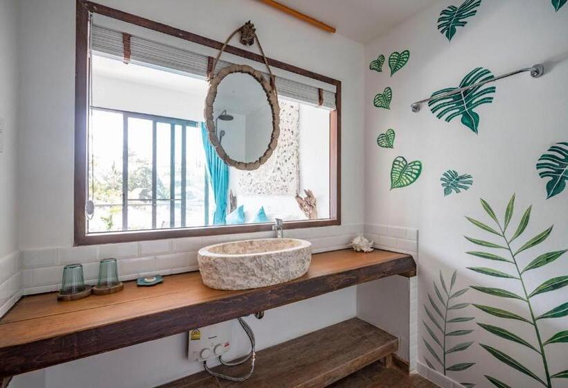 اتاق لوکس با بالکن, By The Sea Koh Mak Boutique Guesthouse
