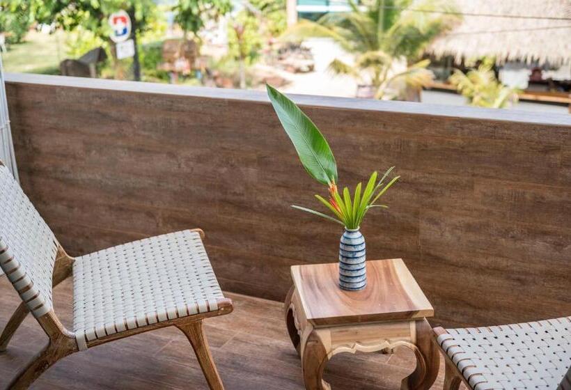 اتاق لوکس با بالکن, By The Sea Koh Mak Boutique Guesthouse