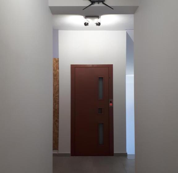 اتاق ساده سه‌ نفره, Vial Rooms