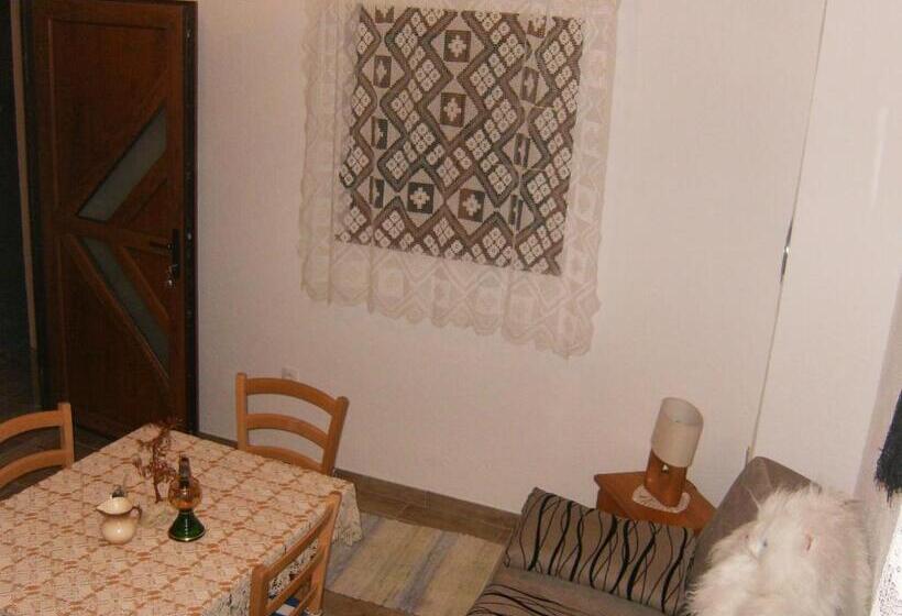 اتاق استاندارد سه نفره, House Drakulić