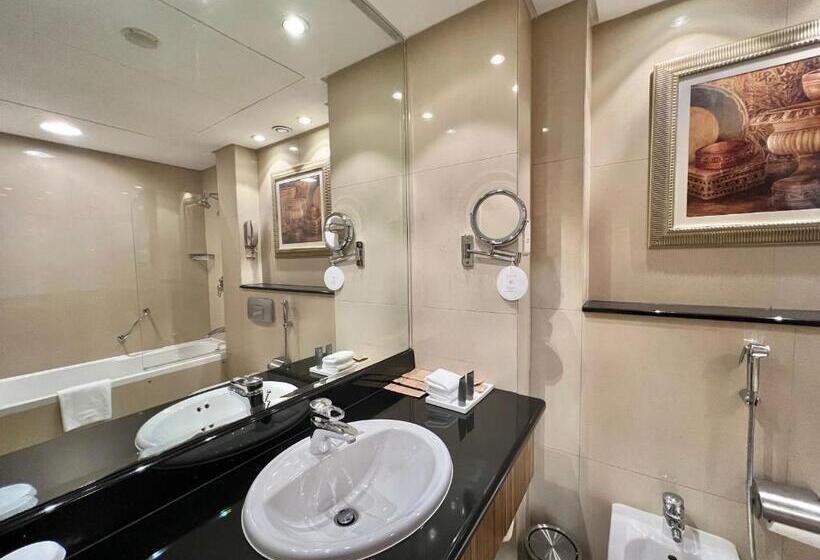 اتاق اجرایی با تخت بزرگ, Swissotel Al Murooj Dubai