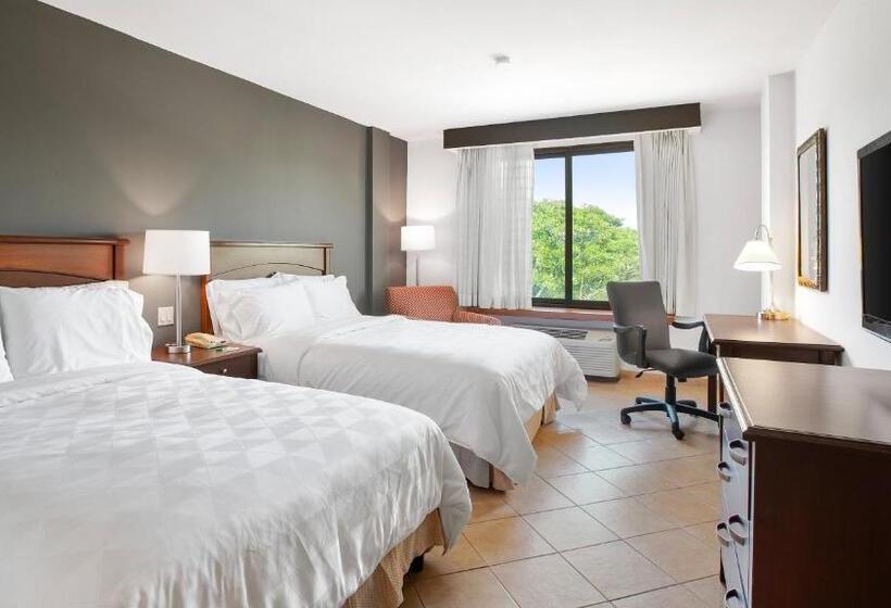 اتاق استاندارد با چشم‌انداز استخر, Holiday Inn Panama Canal