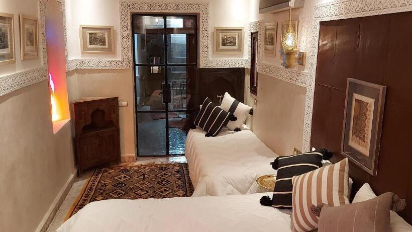 Quarto Triplo Estandar, Riad Barroko