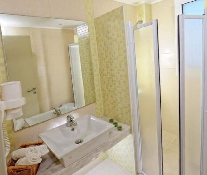 اتاق اساندارد با چشم‌انداز جانبی به دریا, Aeolos Beach Resort