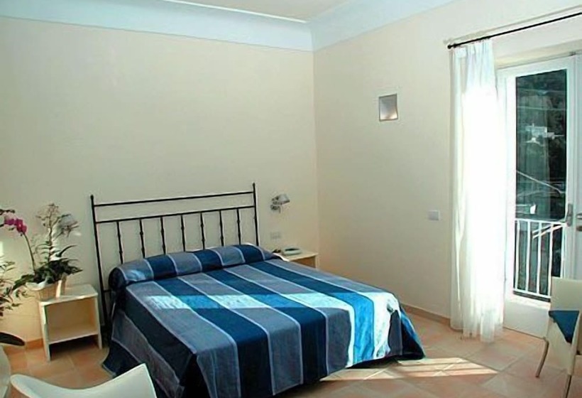 Standard Room, Senaria