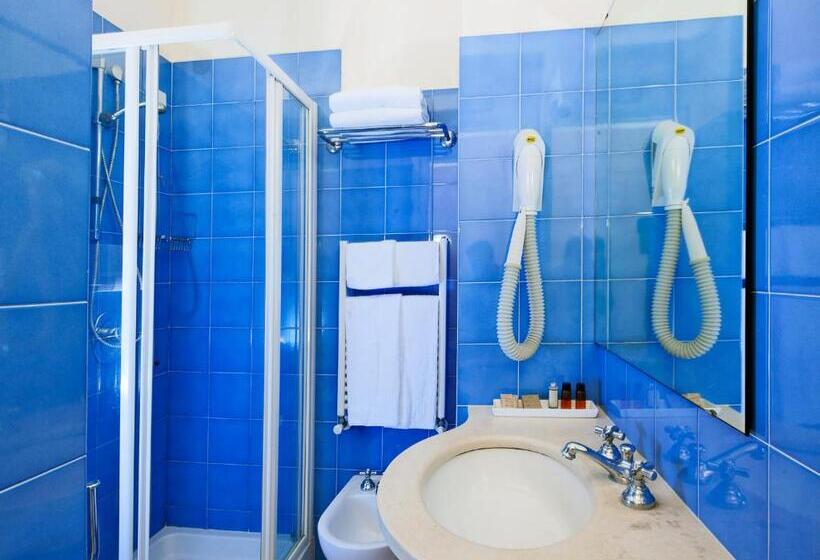 اتاق استاندارد سه نفره, Senaria