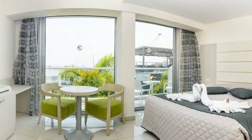 اتاق استاندارد با چشم‌انداز استخر, Tasia Maris Oasis