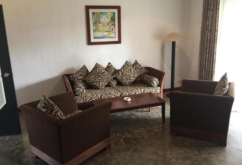 سوییت با چشم‌انداز باغ, The Oasis Beach Resort