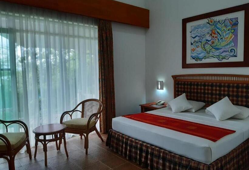 اتاق لوکس سه تخته, The Oasis Beach Resort