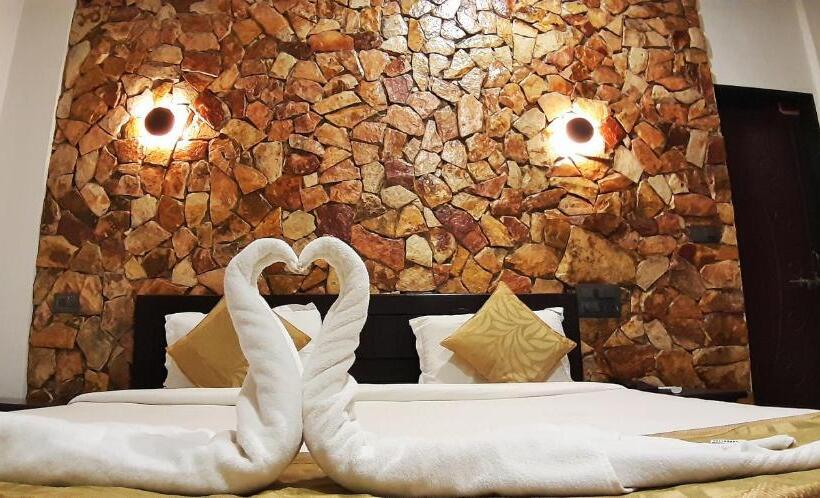 اتاق لوکس, Gir Lions Paw Resort With Swimming Pool
