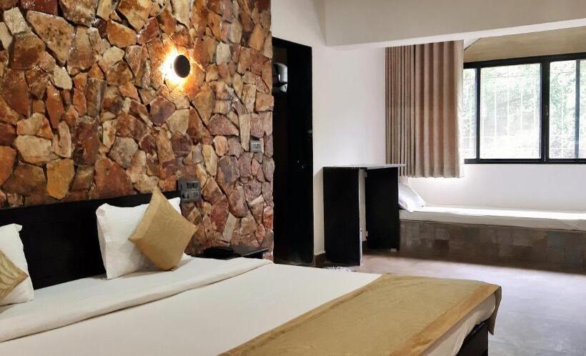 اتاق لوکس, Gir Lions Paw Resort With Swimming Pool