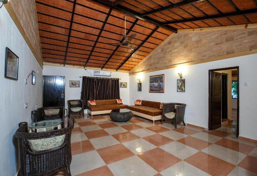 سوییت خانوادگی, Gir Lions Paw Resort With Swimming Pool