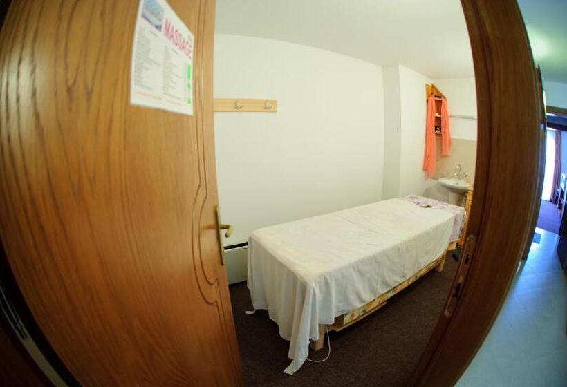 سوییت جونیور, Family Hotel Nadejda