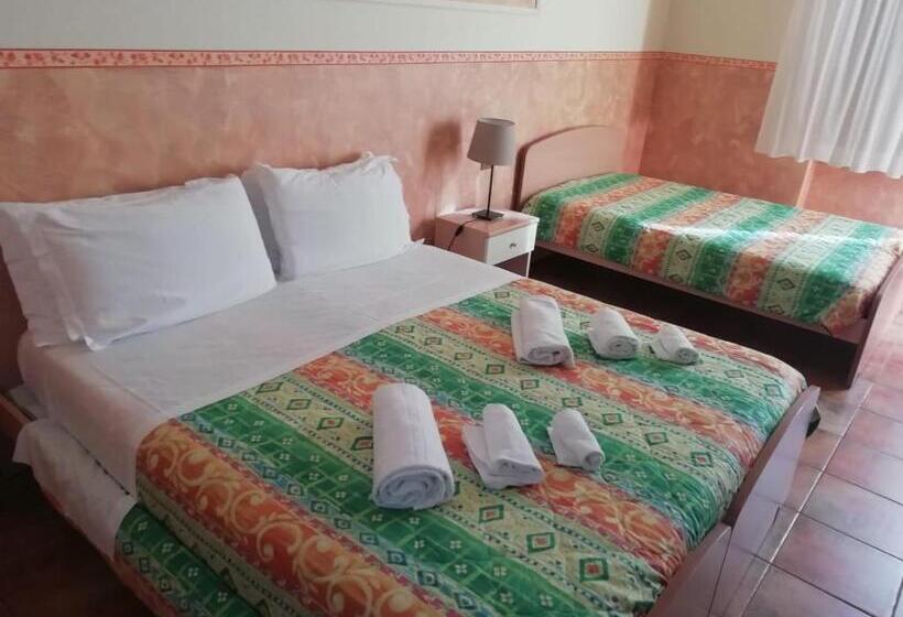 اتاق استاندارد سه نفره, Hostel Il Tetto