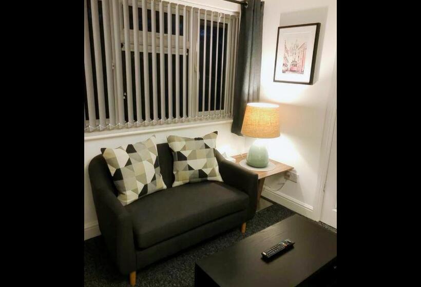 اتاق سوپریور, Anson Studios Walsall M6, J10