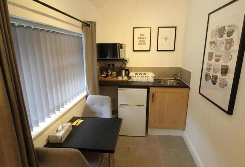اتاق سوپریور, Anson Studios Walsall M6, J10