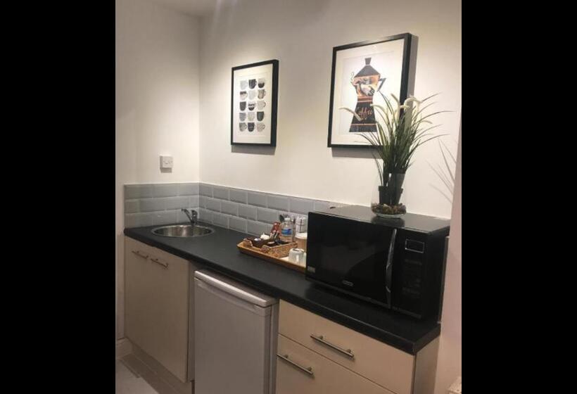 اتاق لوکس, Anson Studios Walsall M6, J10