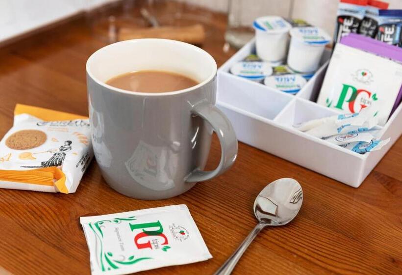 اتاق استاندارد یک تخته با سرویس بهداشتی مشترک, Norwood House