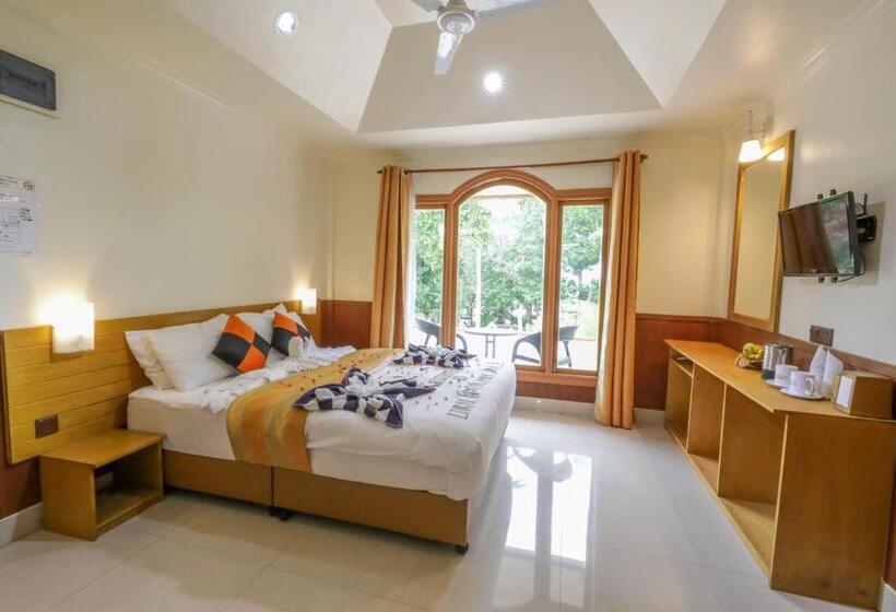 اتاق لوکس با بالکن و چشم‌انداز دریا, Coral Beach Maldives