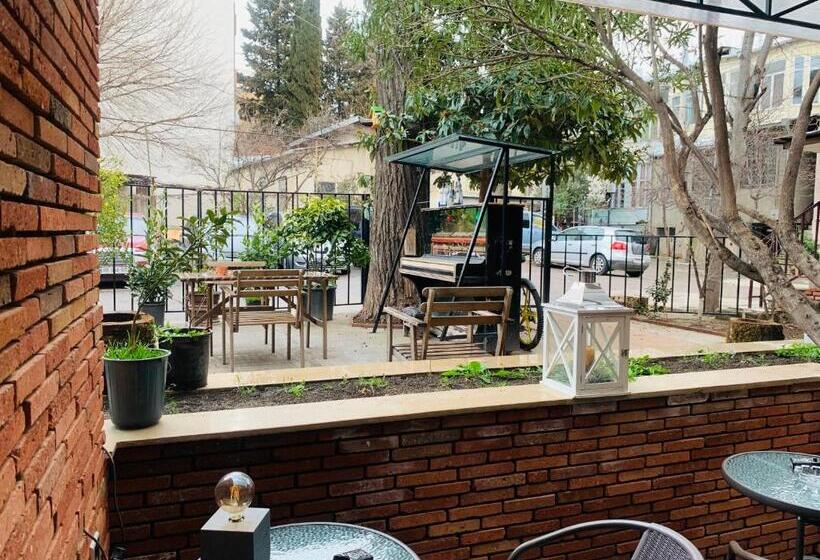 اتاق اکونومی, Ardoni