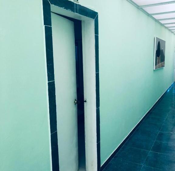 اتاق استاندارد, Tita’s Airport