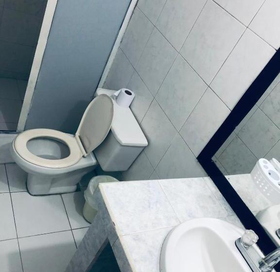 اتاق استاندارد سه نفره, Tita’s Airport