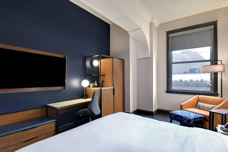 اتاق استاندارد با تخت بزرگ, Courtyard By Marriott Cincinnati Downtown