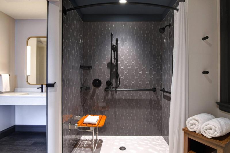 اتاق استاندارد با تخت بزرگ, Courtyard By Marriott Cincinnati Downtown