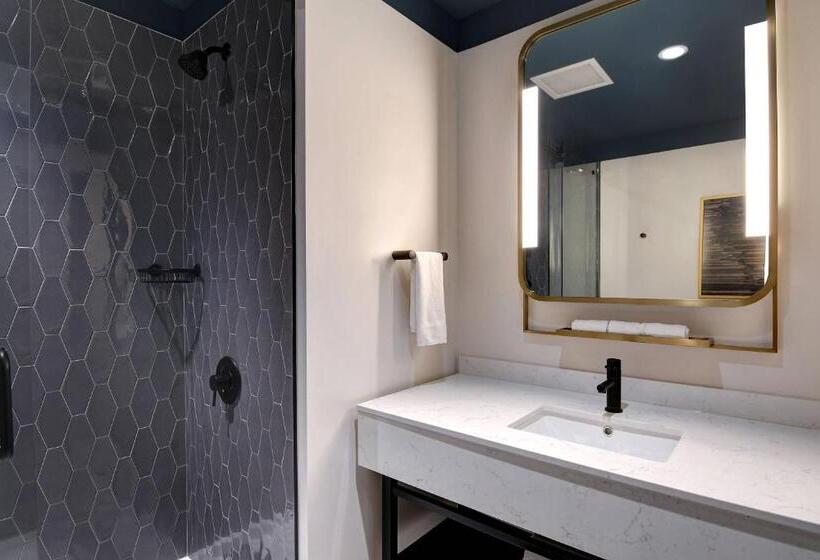 اتاق استاندارد با تخت بزرگ برای معلولان, Courtyard By Marriott Cincinnati Downtown