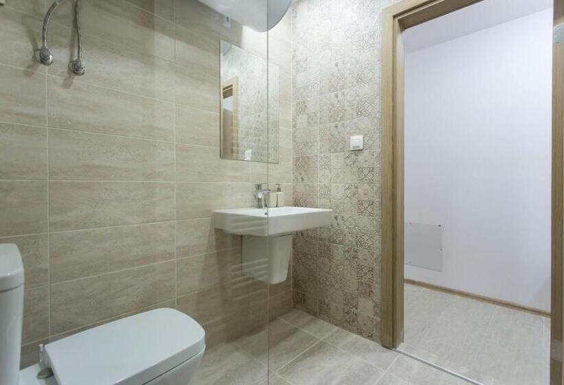 آپارتمان 1 خوابه با بالکن, Modern And Bright Apartments Near Center   Free Parking