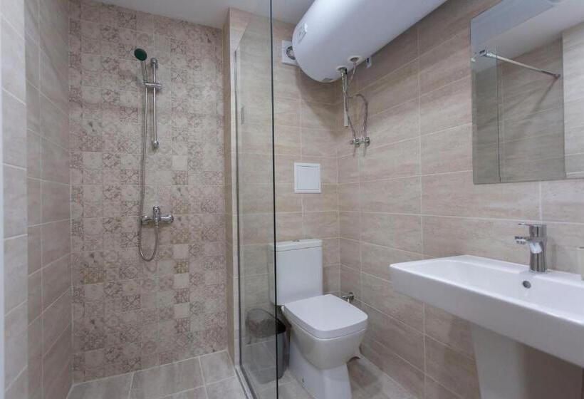 آپارتمان 1 خوابه با بالکن, Modern And Bright Apartments Near Center   Free Parking