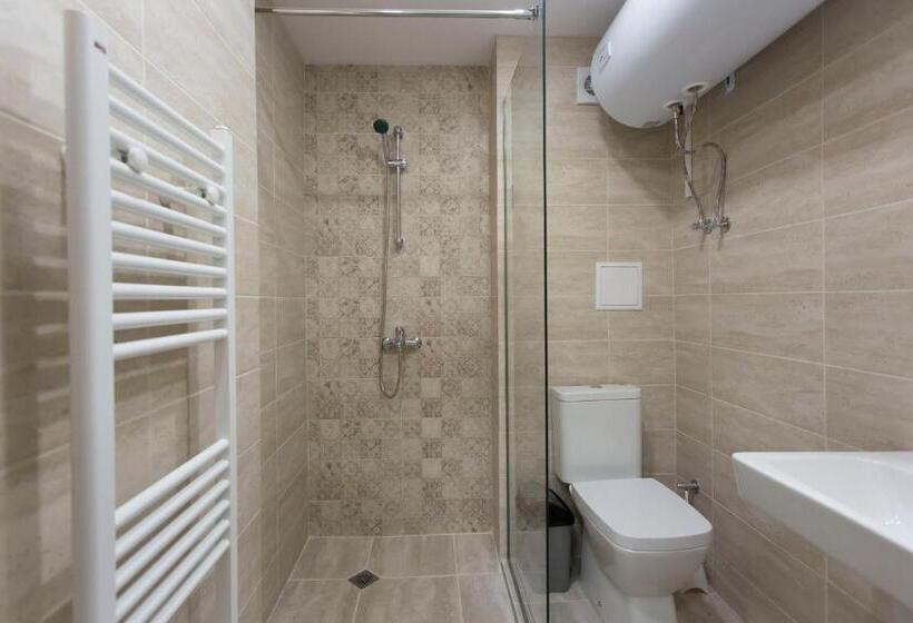 آپارتمان 1 خوابه با بالکن, Modern And Bright Apartments Near Center   Free Parking
