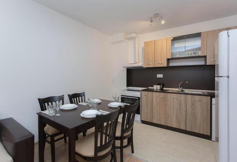 آپارتمان 1 خوابه با بالکن, Modern And Bright Apartments Near Center   Free Parking