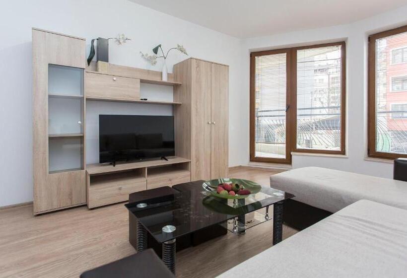 آپارتمان 1 خوابه با تراس, Modern And Bright Apartments Near Center   Free Parking