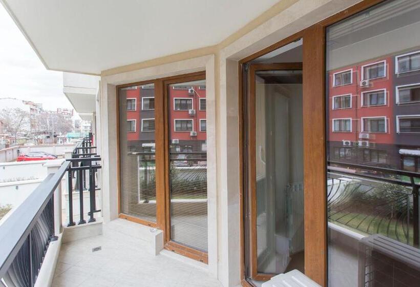 آپارتمان 1 خوابه با تراس, Modern And Bright Apartments Near Center   Free Parking