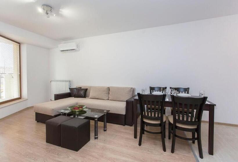 آپارتمان 1 خوابه با بالکن, Modern And Bright Apartments Near Center   Free Parking