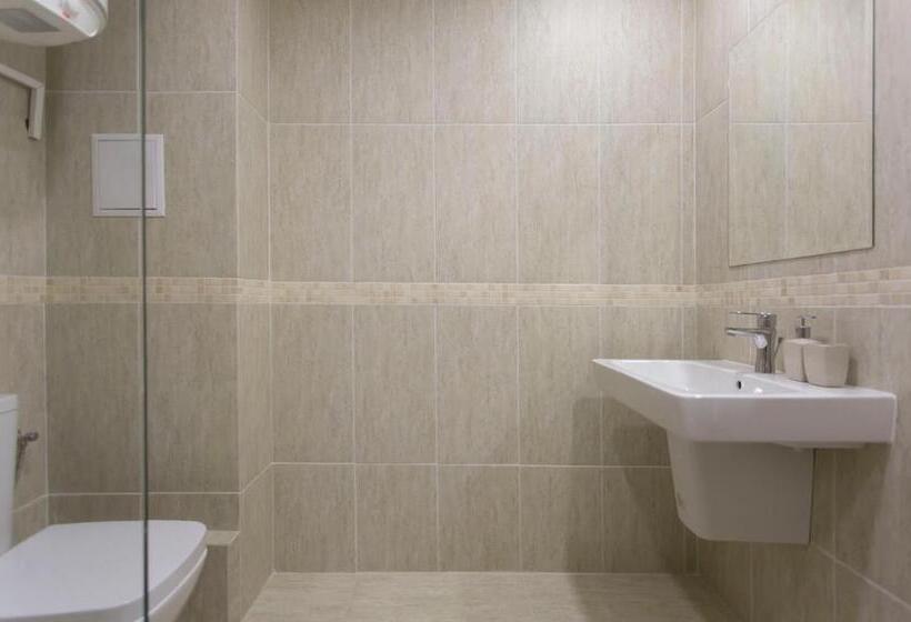 آپارتمان 1 خوابه با تراس, Modern And Bright Apartments Near Center   Free Parking