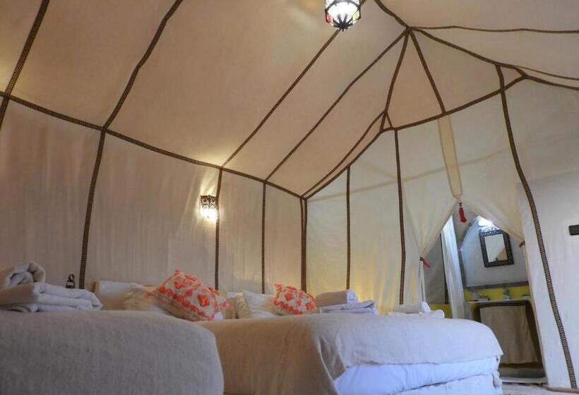 اتاق استاندارد سه نفره, Room In Lodge   Sleep In Luxury Tent In Desert