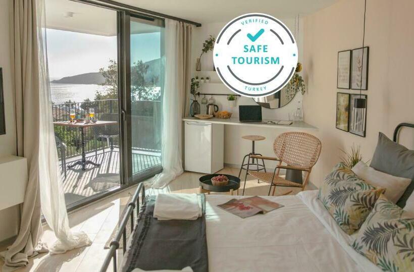اتاق لوکس با چشم‌انداز دریا, Payava Hotel By True Blue