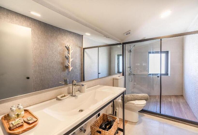 اتاق پریمیوم چهارنفره, Payava Hotel By True Blue