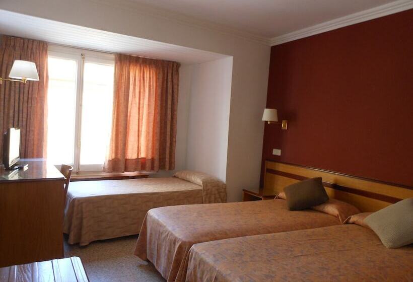 Chambre Triple Standard, Hostal Can Pou