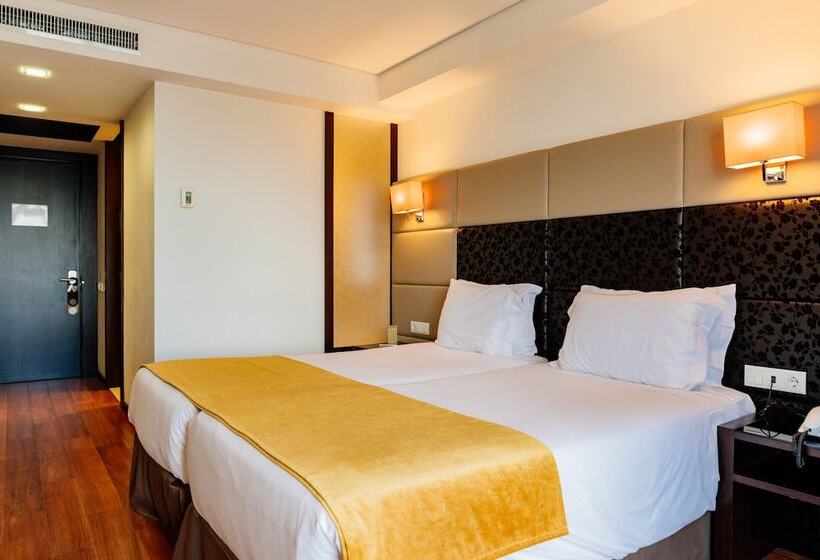 3 Bett Standardzimmer Balkon, Axis Porto Business & Spa