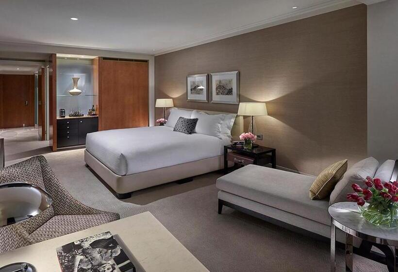 Deluxe Room King Size Bed, Crown Towers Melbourne