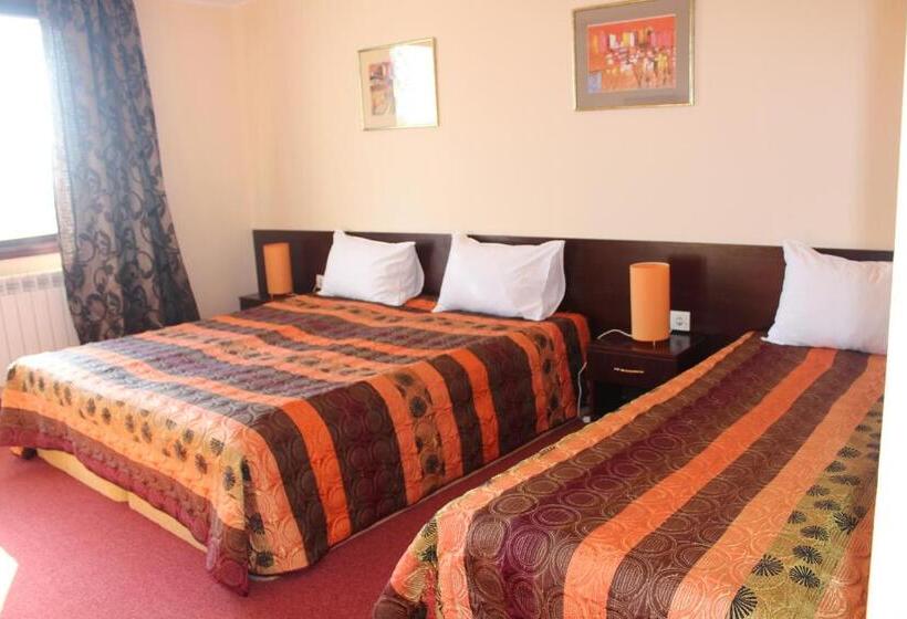 اتاق استاندارد سه نفره, Family Hotel Elena