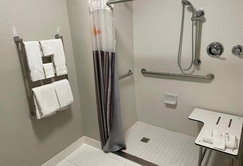Standard Room Adapted for people with reduced mobility, La Quinta Inn By Wyndham Pleasant Prairie Kenosha