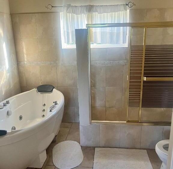 سوئیت با بالکن, Retreat Guest House
