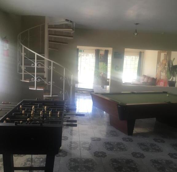 اتاق خانوادگی با چشم‌انداز دریا, Retreat Guest House