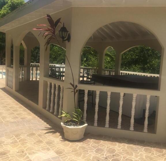 اتاق خانوادگی با چشم‌انداز دریا, Retreat Guest House